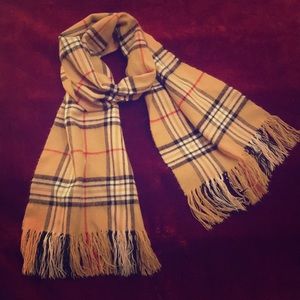 NWOT Beautiful plaid scarf